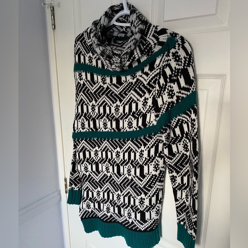 Romeo & Juliet Couture Sweater, size M